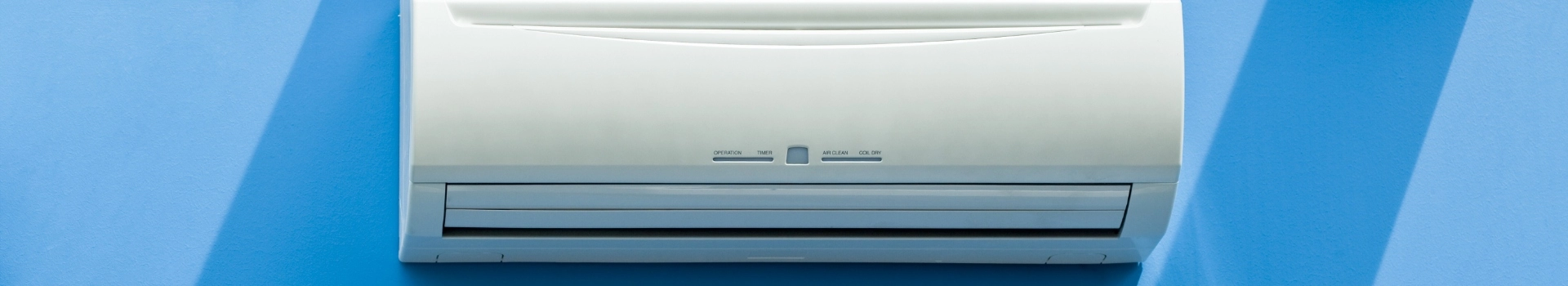 panel klimatyzatora na niebieskiej ścianie